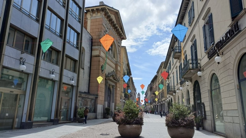 Novara, aquiloni colorati per le vie del centro città